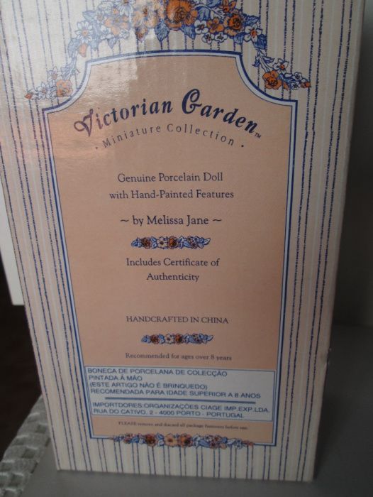 Boneca de colecção em porcelana