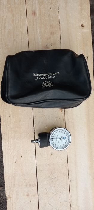 Продам манометр з чохлом.