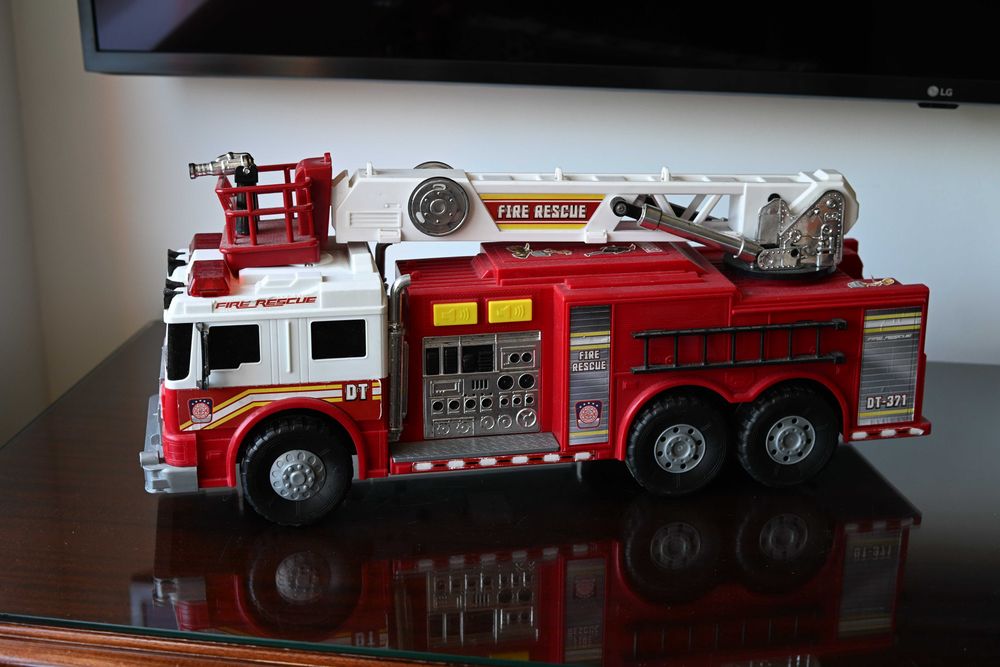 Camião bombeiros 55cm com luzes e som