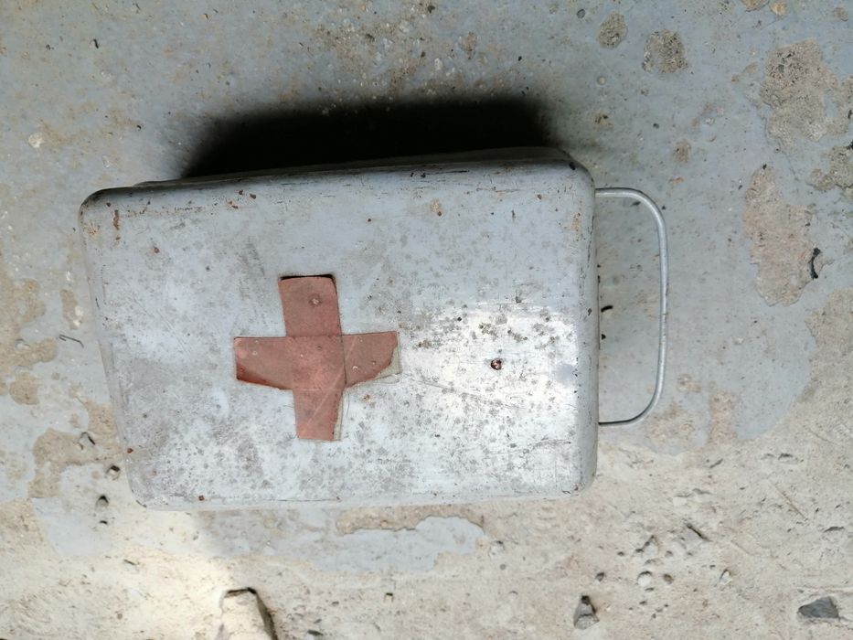 Apteczka samochodowa metalowa PRL