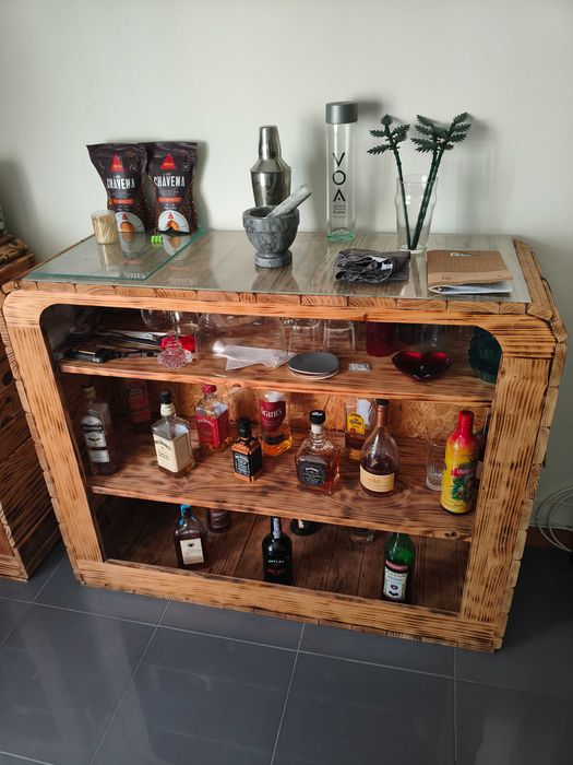 Móvel bar robusto feito em madeira paletes