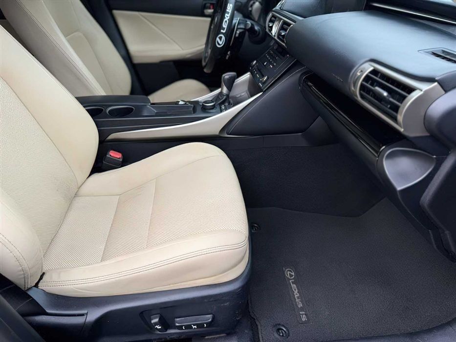 Lexus IS 300      2016