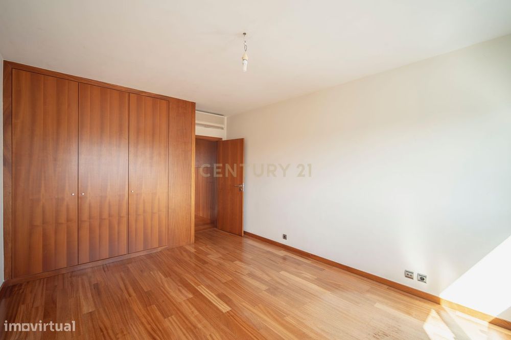 T5+1 Duplex em Linda-a-Velha com 291 m² úteis, 5 estacionamentos e vis