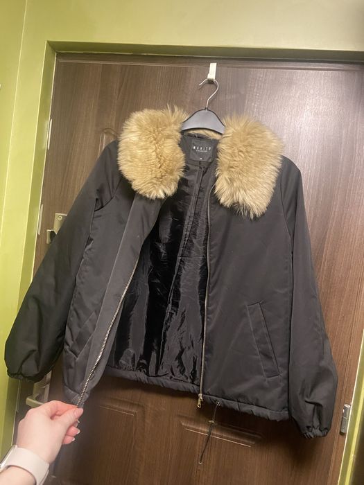 Czarna kurtka bomberka z odpinanym futerkiem Mohito XS S M