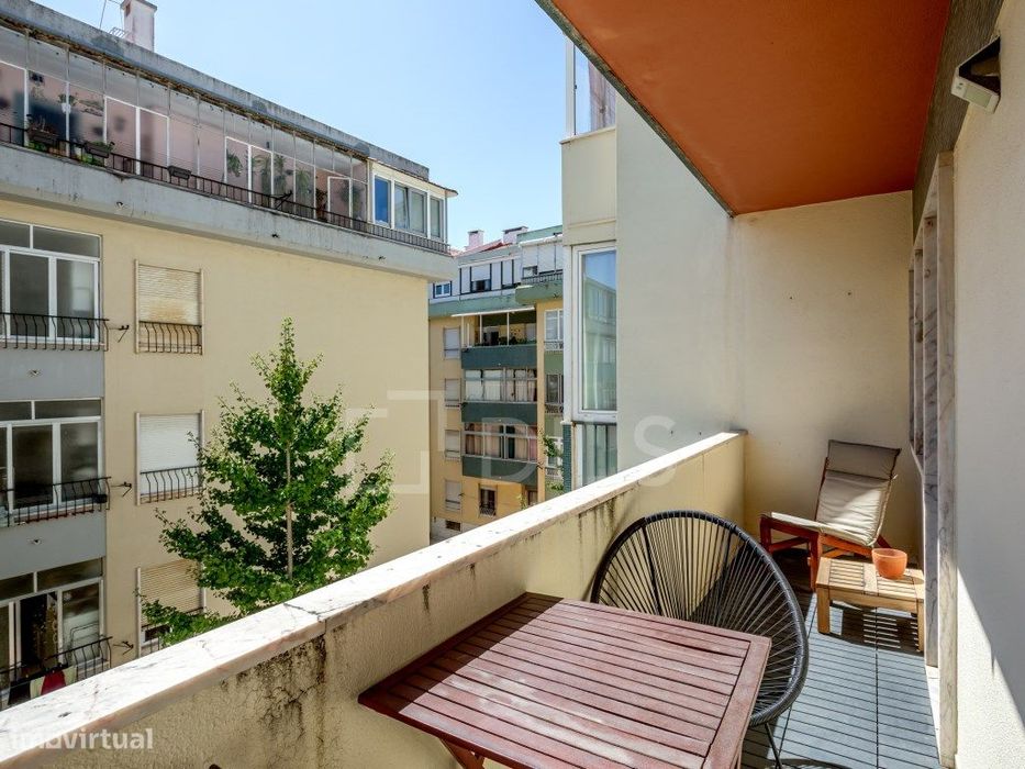 Apartamento T2 com varanda e elevador, em Oeiras.