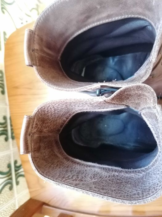 Botas castanhas em pele