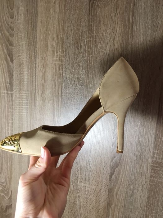 Туфлі беж з золотом