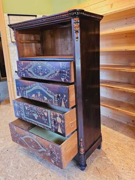 Drewniana, zabytkowa komoda