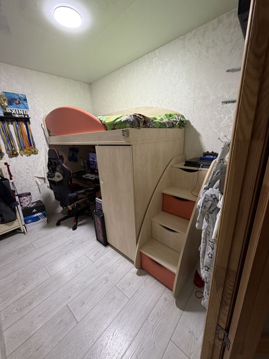 Кровать-чердак с рабочей зоной и шкафом для подростка
