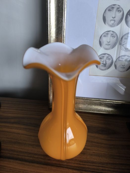 Jarra laranja vintage em forma de flor