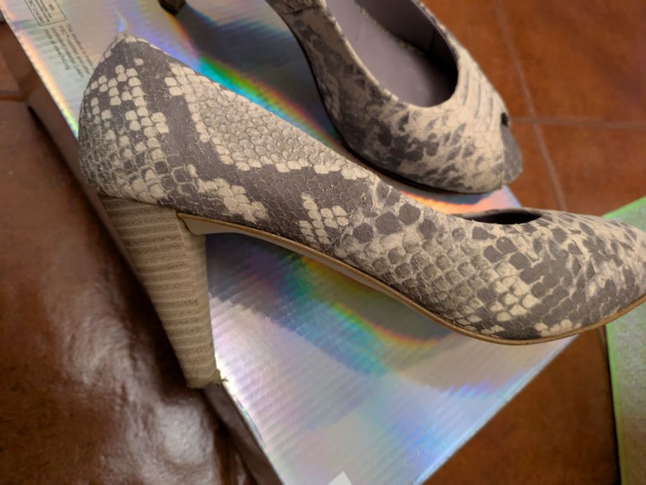 Sapatos de mulher em pele