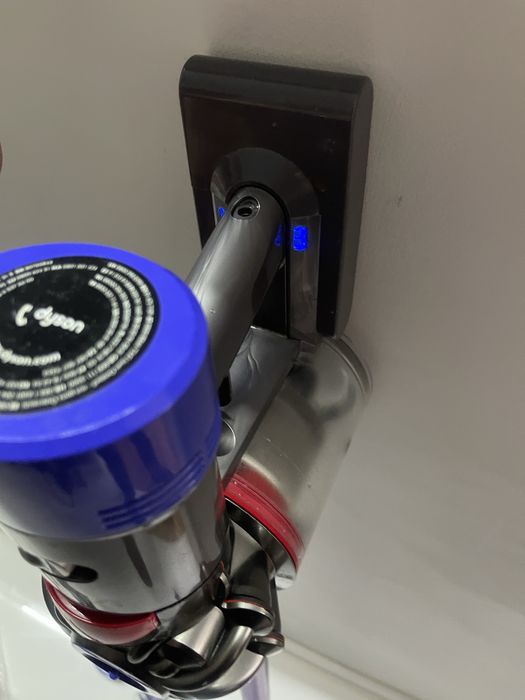 Odkurzacz Dyson V 8 , duzy zestaw ,nowa bateria .