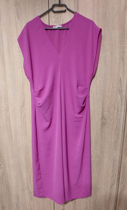 Sukienka w kolorze fuksji Zara