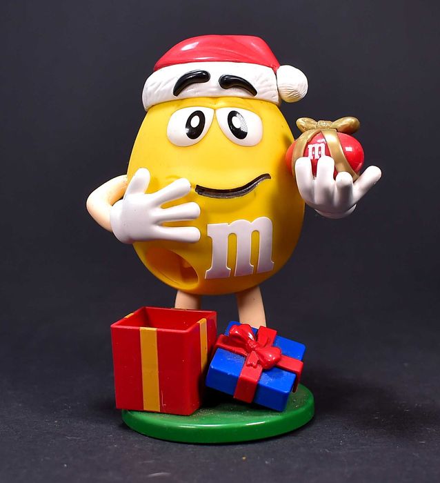 Figurka M&Ms Mikołaj z Prezentem i Prezentami na dole