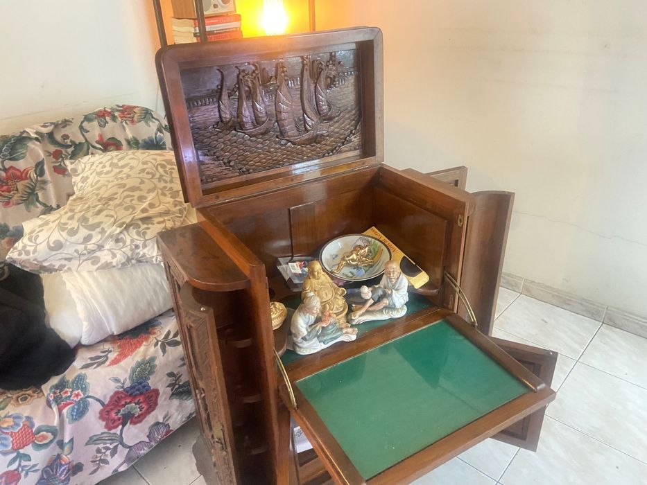 Bar Chinês de 1950 . Oferta de casal de chineses e Buda maneta.
