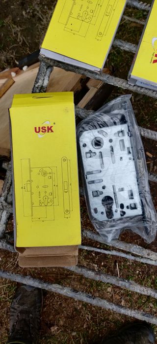 Замок врізний. Без ручок сама середина. 410C PVC