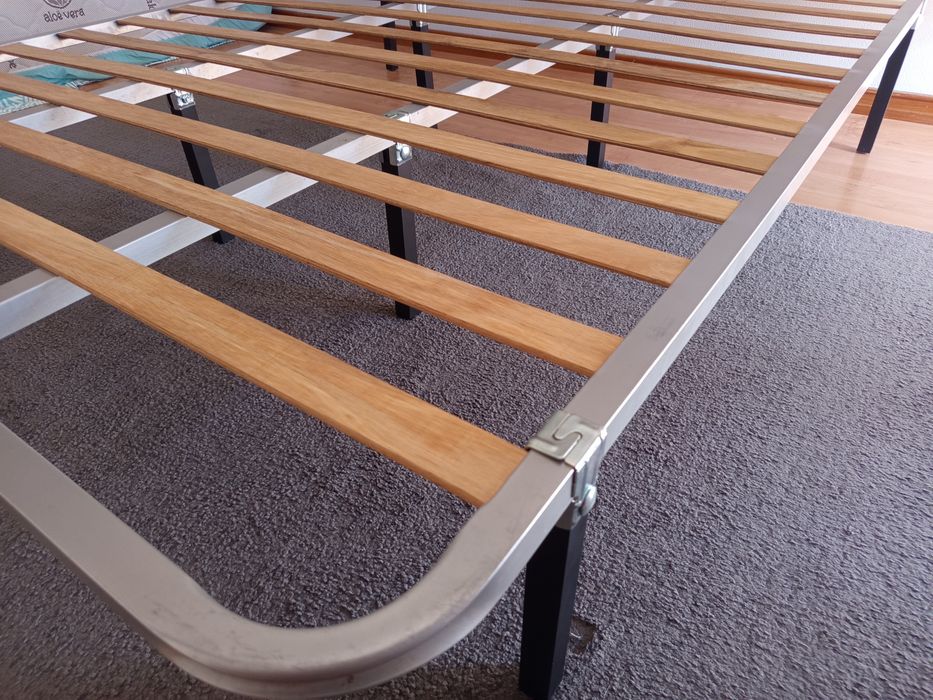 Estrado de cama com pés e colchão