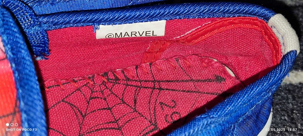 Kapcie z nadrukiem licencyjnym Marvel Spider-Man  29 r (18.5 cm).