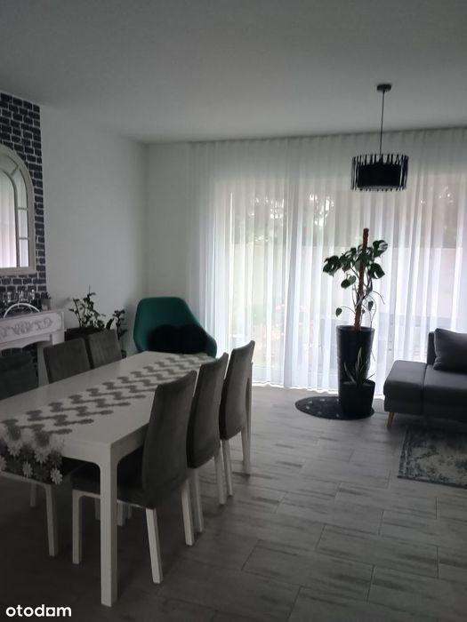 Dom szeregowy z garażem w spokojnej okolicy