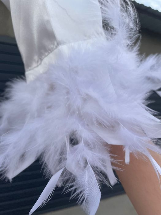 Продам білий шовковий халат з пірʼям