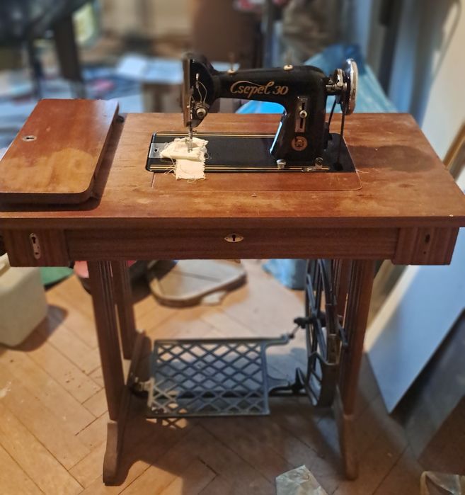 Maszyna do szycia ze stolikiem Csepel 30