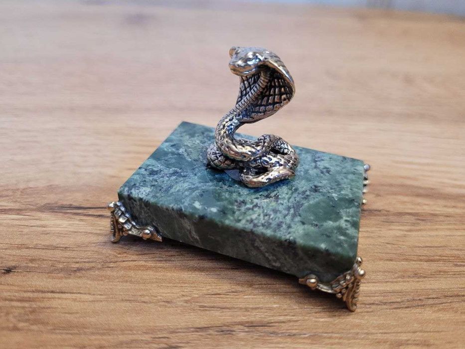 Фигурка Кобры б из бронзы на зелёном камне на ножках, шик, символ 2025