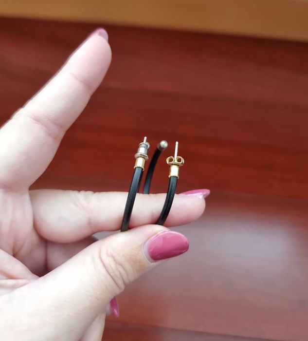 Argolas pretas de material leve