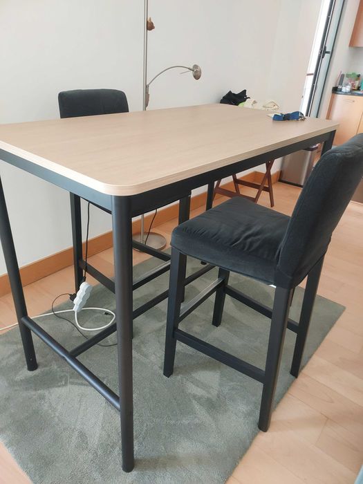 Mesa alta e 2 cadeiras com capas ikea