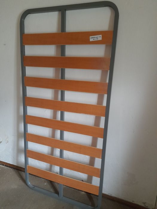 Estrado de ripas  para solteiro