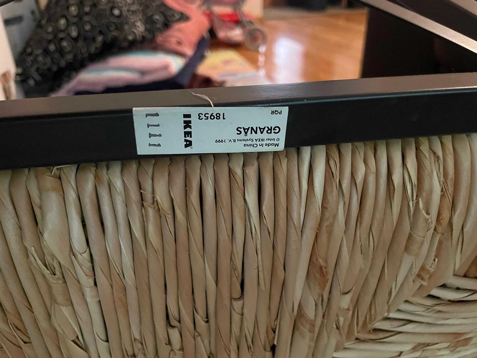 8 cadeiras de jantar IKEA Granas com estrutura de metal preto e assento de vime natural