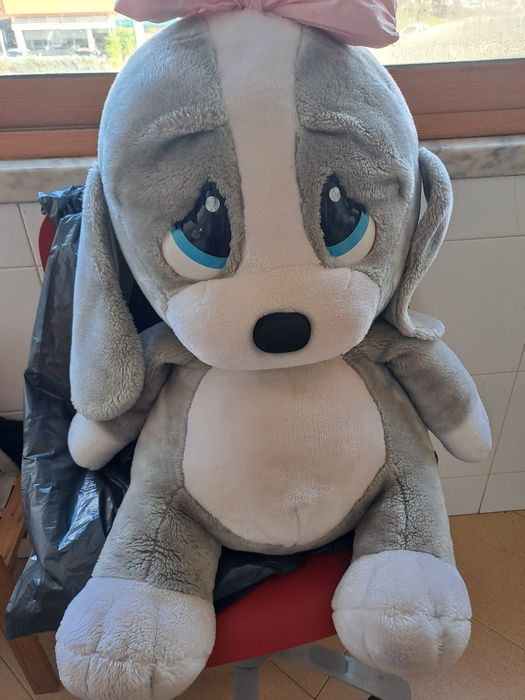 Cão peluche grande