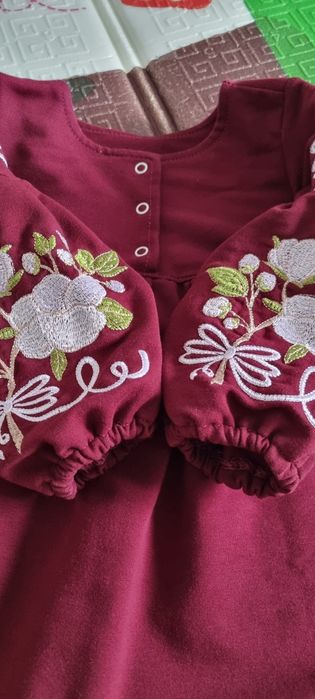 Сукня вишиванка для дівчинки бордова з квітковою вишивкою