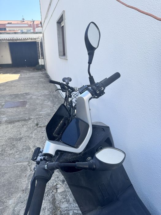 Moto com defeito para retirar pecas