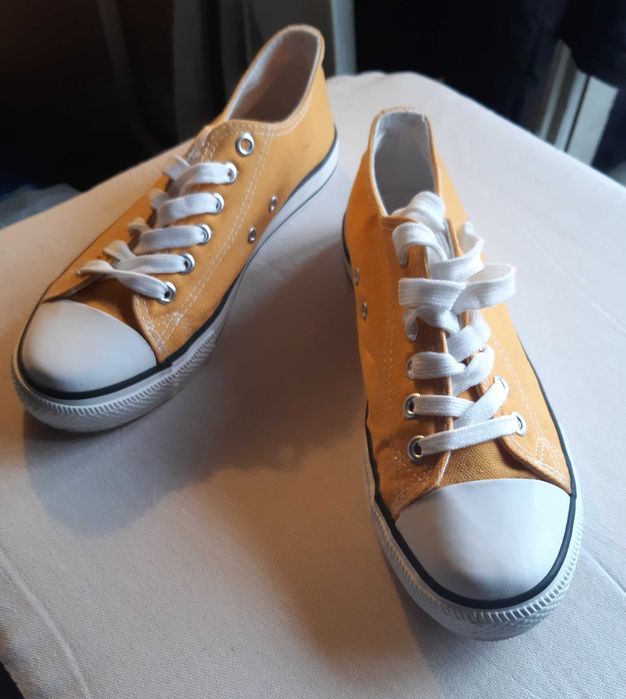 Tenis amarelos tipo all star