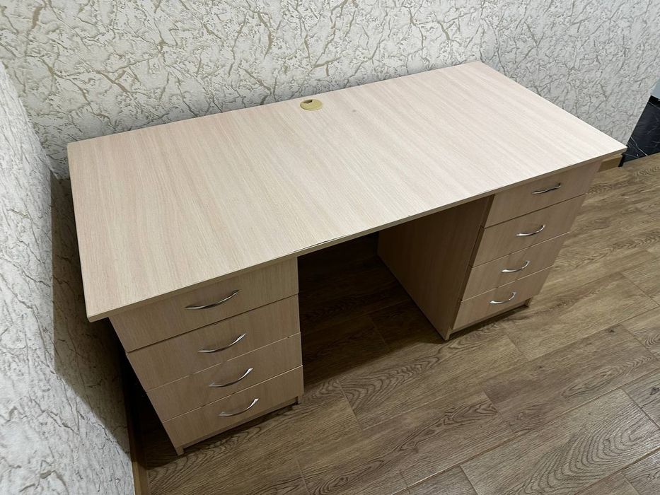 Стол письменный ,компьютерный  бежевый  !