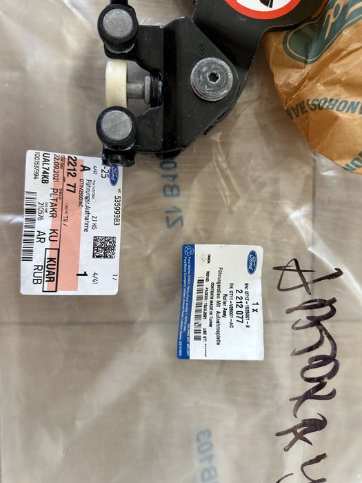 Кронштейн крепления двери Ford 2212077 .