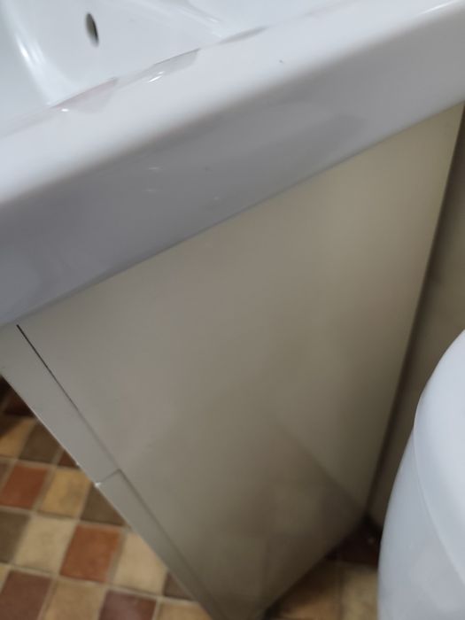 Szafka łazienkowa z umywalką i baterią