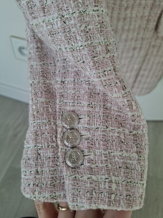 Różowa tweedowa marynarka Zara elegancka