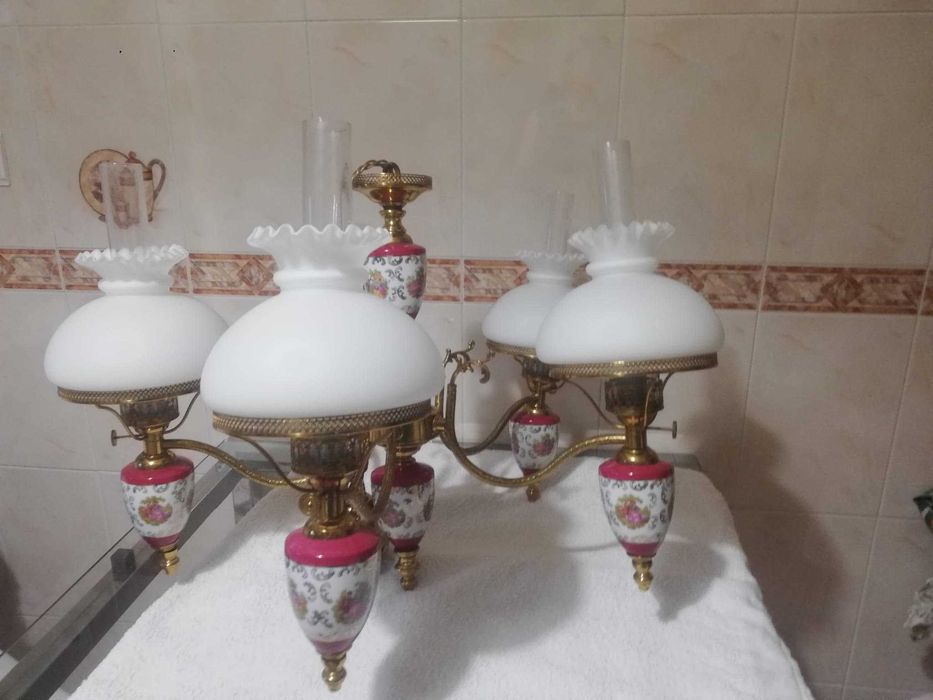 Candeeiro de tecto antigo em porcelana