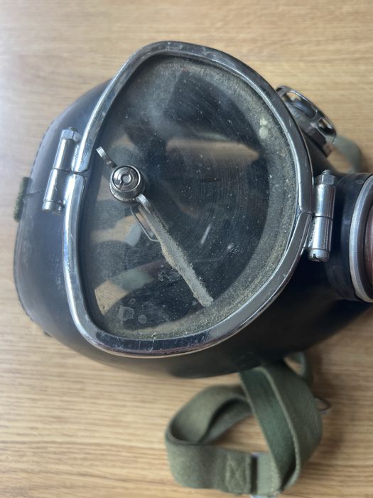 Maska przeciwgazowa z wycieraczka i filtrem