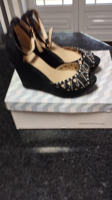 Sapatos pretos Tam 36, abertos à frente, com lindas aplicações