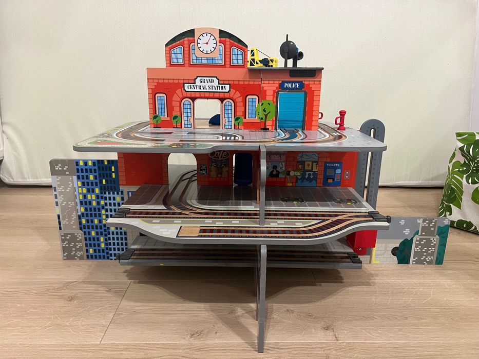 Dworzec kolejowy + tory kolejowe