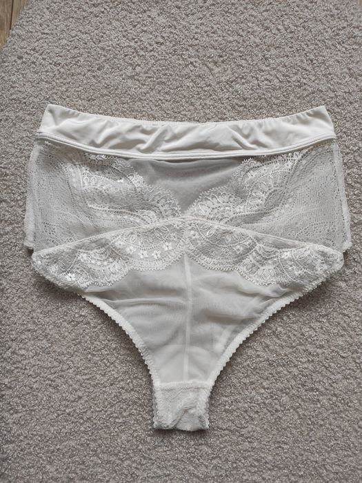 Białe koronkowe majtki