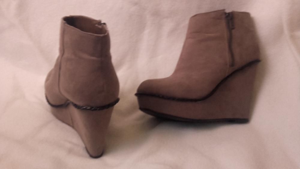 Botins tamanho 38 de cunha da marca atmosphere