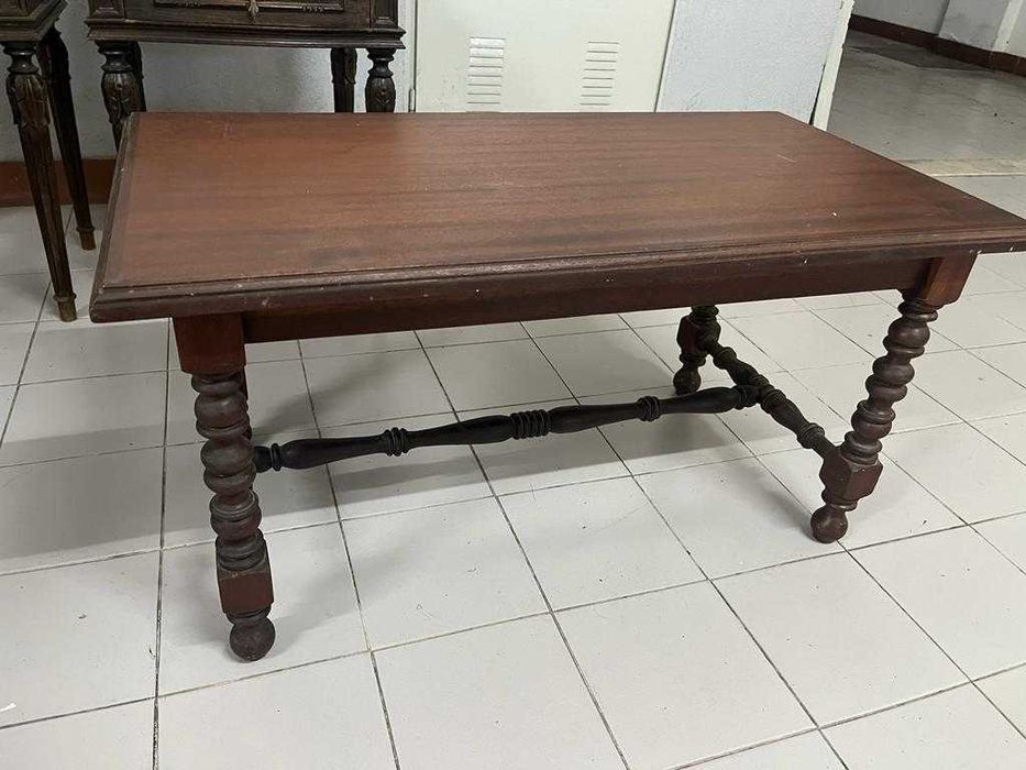 Mesa de Centro em madeira maciça  85 x45 x 45 (altura) cm