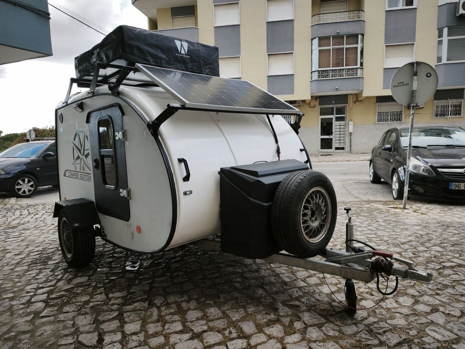 Mini caravana com tenda e sistema offgrid