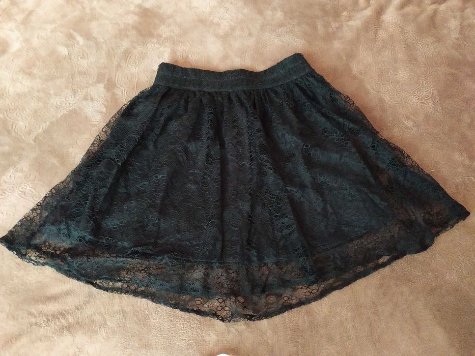 Новенька мереживна спідниця
