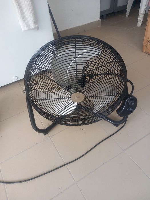 Ventoinha de chao AEG