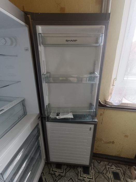 Lodówka Sharp 150 cm  wysokości
