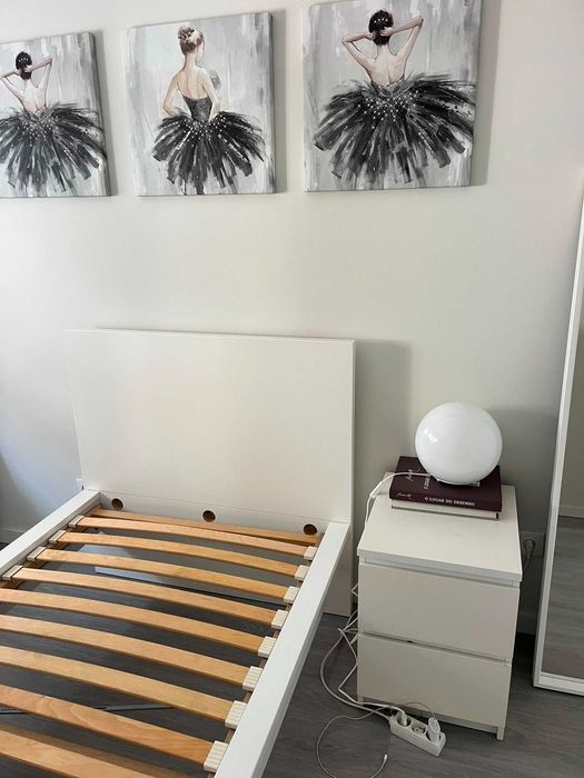 Cama de solteiro Ikea com estrado.